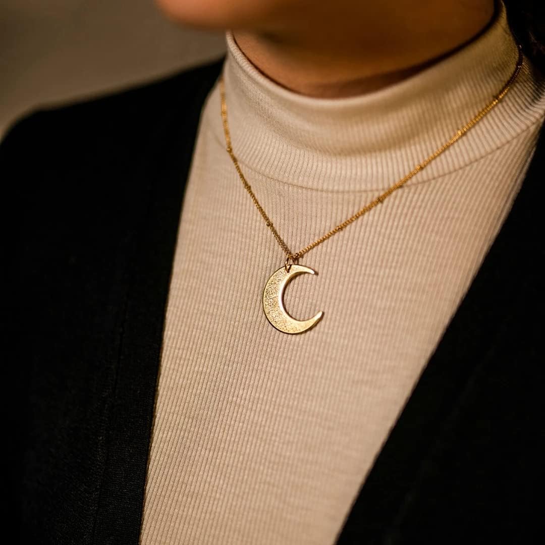 Moon Shaped Ayat ul Kursi Pendant