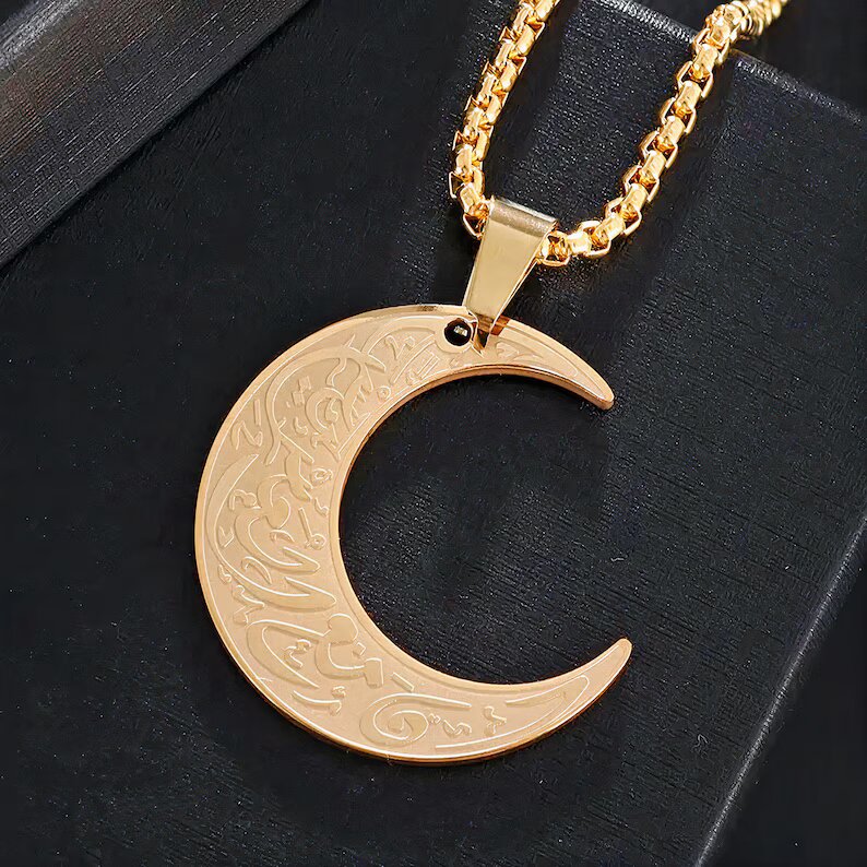 Ease Moon shaped pendant