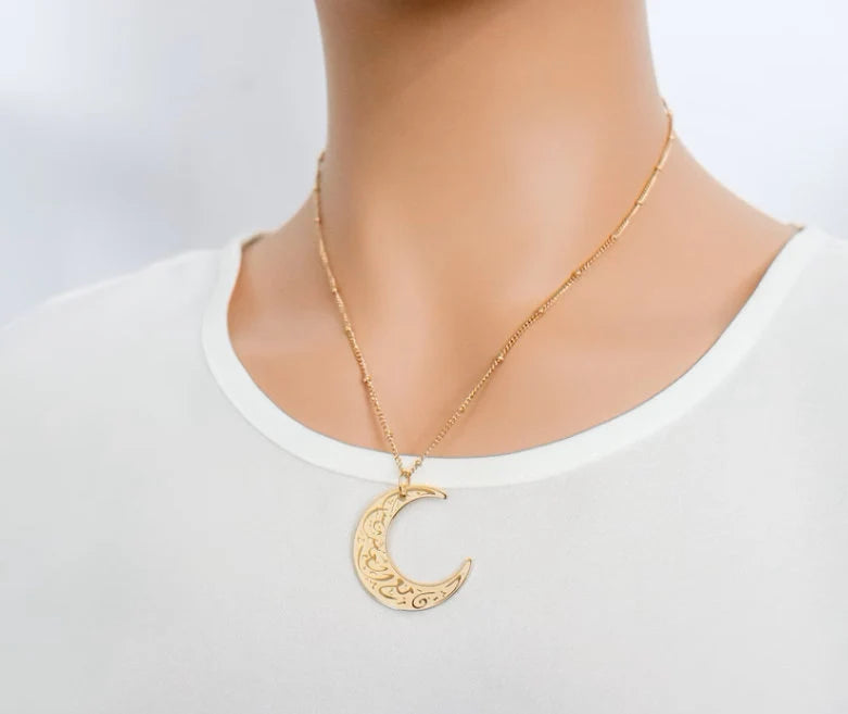 Ease Moon shaped pendant